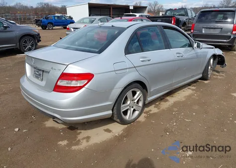 2010 Mercedes-Benz C 300 Luxury 4Matic/Sport 4Matic z USA, uszkodzony, nr VIN WDDGF8BB1AR105496
